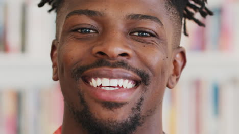 Hombre-Africano,-Sonrisa-Y-Felicidad-Por-Motivación