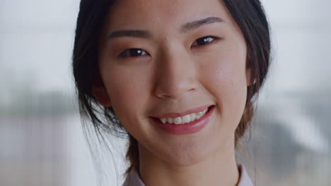 Japanische-Frau,-Lachend-Und-Gesicht-Mit-Schlechten-Zähnen