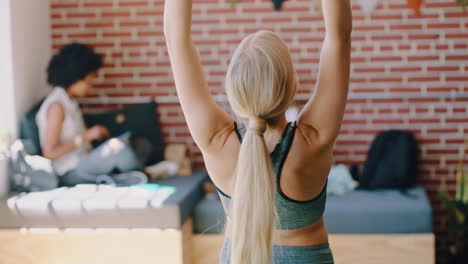 Yoga,-Fitness-Y-Ejercicio-En-Una-Oficina