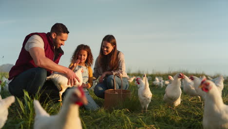 Hühner-,-Bauernhof--Und-Familienliebe-Einer-Glücklichen-Mutter
