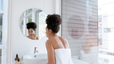 Hautpflege,-Badezimmerschönheit-Und-Frau-Im-Spiegel