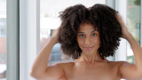 Schwarze-Frau-Afro-Und-Spielt-Mit-Haaren-In-Der-Pflege
