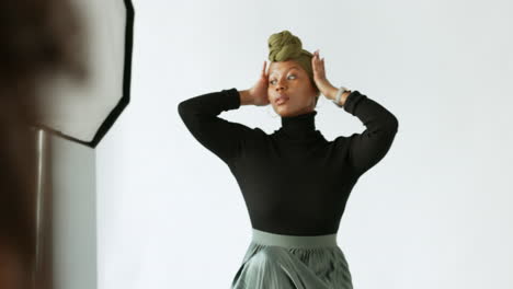 Modelo-De-Mujer-Negra-Haciendo-Una-Sesión-De-Fotos-Profesional