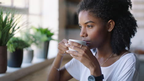 Entspannen,-Nachdenken-Und-Schwarze-Frau-Mit-Kaffee