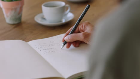 Hände-Schreiben-Aufgabenliste-Oder-Idee-In-Notizbuch