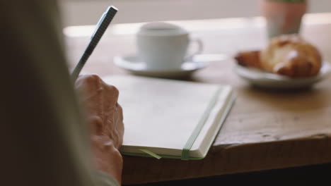 Mujer-Manos-Escribiendo-Cuaderno-En-Café-Para-Creativo