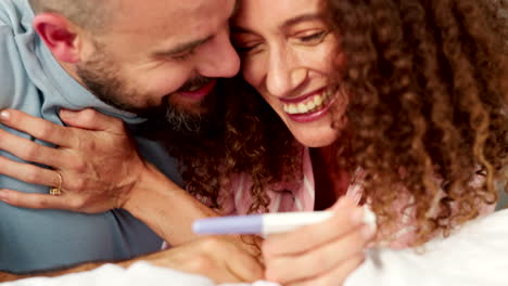 Glückliches,-Aufgeregtes-Paar-über-Das-Ergebnis-Des-Schwangerschaftstests