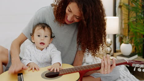 Madre,-Niña-O-Tocando-La-Guitarra-En-El-Dormitorio-De-La-Casa