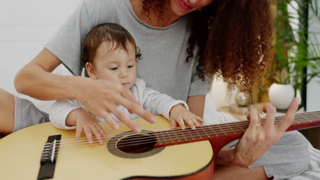 Madre-Y-Bebé-Tocando-La-Guitarra-Por-Diversión