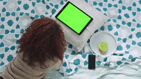 Entspannen-Sie-Sich,-Grüner-Bildschirm-Und-Tablet-Mit-Frau-Im-Bett