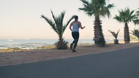 Mujer-Corriendo,-Fitness-Y-Con-Sobrepeso-En-La-Playa