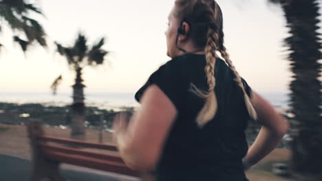 Correr,-Música-Y-Entrenamiento-De-Mujeres-Para-El-Fitness.