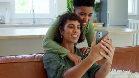 Lesbian-couple,-phone-or-video-call-on-sofa