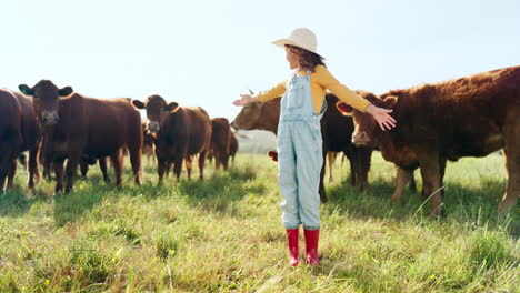 Glücklich,-Mädchen-Und-Bauernhof,-Kuh-Und-Nachhaltigkeit