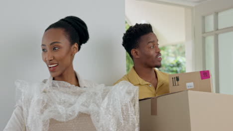 Couple,-box-and-moving-into-new-house