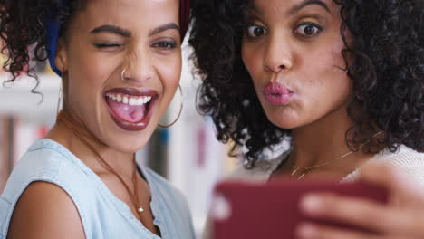Frauen,-Comic-Gesicht-Oder-Telefon-Selfie-Für-Soziale-Medien