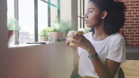 Eine-Denkende-Schwarze-Frau-Trinkt-Ihren-Kaffee
