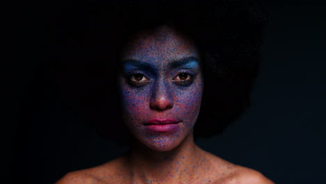 Maquillaje-Creativo-Y-Retrato-De-Mujer-Negra