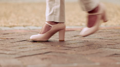 Mujer,-Moda-Y-Zapatos-Caminando-Por-La-Calle-Afuera