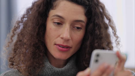 Surprise-woman-with-smartphone-for-online-shopping
