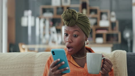 Schwarze-Frau,-Kaffee-Und-Schockiertes-Gesicht-Mit-Telefon