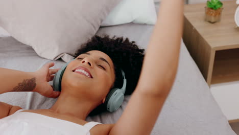 Black-woman,-headphones-and-on-bed-listen-to