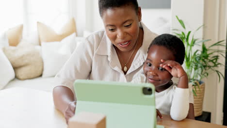 Videoanruf,-Mutter-Und-Kind-Sprechen-Auf-Einem-Tablet