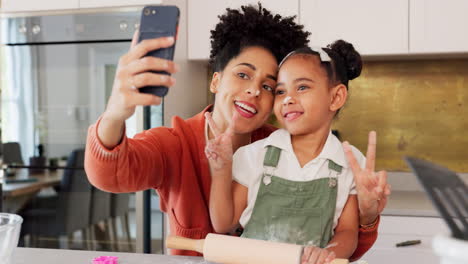 Selfie-De-Madre,-Niña-Y-Teléfono-Mientras-Cocina