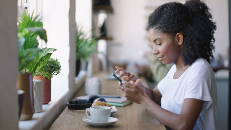 Mujer-Negra,-Estudiante-Y-Teléfono-Escribiendo-En-Un-Café