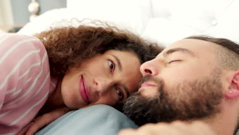 Sleep,-love-and-relax-with-a-couple-in-a-bed