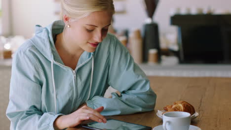 Social-media-tablet,-cafe-breakfast