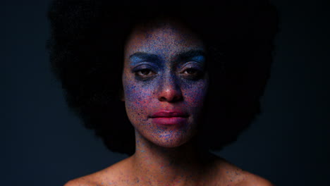 Gesichtsbemalung,-Kunst-Und-Make-up-Auf-Einer-Schwarzen-Frau
