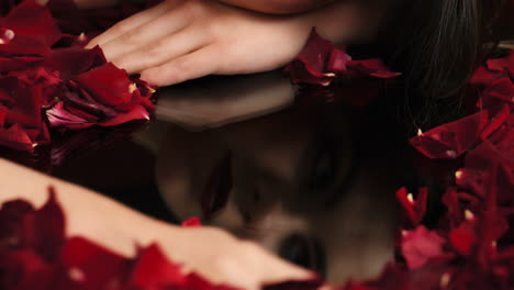 Frau,-Hände-Oder-Blütenblätter-Aus-Roter-Rose-Im-Studio