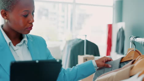 Black-woman-in-retail-with-tablet