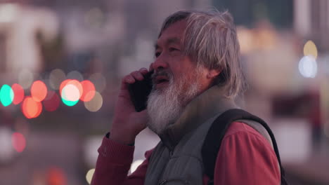 Asiatischer-älterer-Mann,-Mit-Telefon