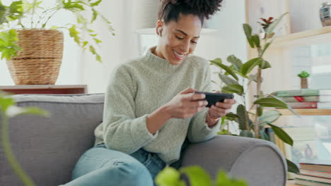 Online-in-living-room,-black-woman-playing-game