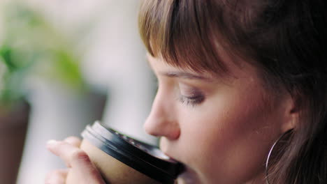 Denkende-Frau,-Kaffeetasse-Trinkend