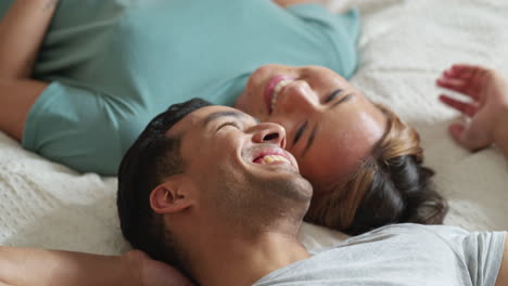 Happy-people-in-bedroom,-couple-talking-of-love