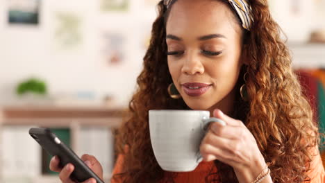 Teléfono,-Café-Y-Comunicación-Con-Una-Mujer-Negra