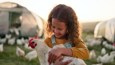 Huhn,-Lächeln-Und-Mädchen-Auf-Einem-Bauernhof-Lernen