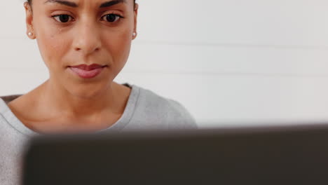 Pensando,-Trabajando-Y-Mujer-Negra-En-La-Computadora-Portátil