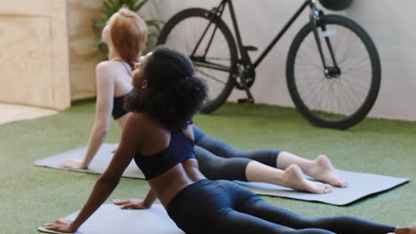 Yoga,-Mujeres-Y-Ejercicio-En-La-Oficina