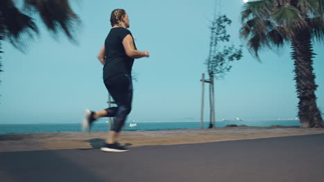 Läufer,-Frau-Und-Straße-Am-Meer-Für-Fitness
