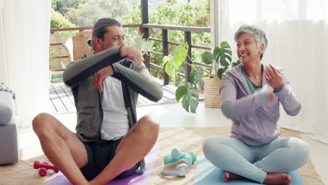 Älteres-Paar,-Stretch-Und-Yoga-Für-Fitness