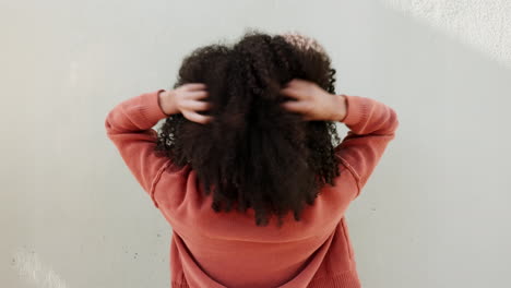 Frau-Mit-Natürlichem-Haar-Und-Afro-Locken-Auf-Weiß