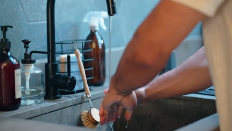 Mann-Wäscht-Hände,-Reinigt-Wasser-Oder-Bakterien