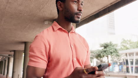 Thinking,-idea-and-black-man-with-phone-in-city