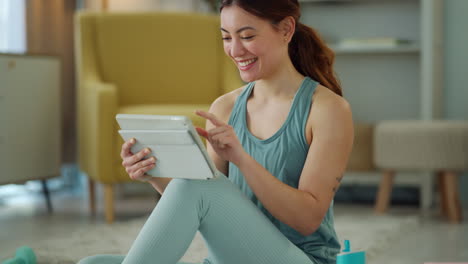Fitness,-Internet-Und-Frauen-Streaming-Auf-Einem-Tablet