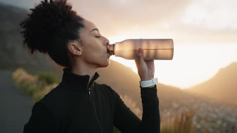 Schwarze-Frau,-Sportlerin-Und-Trinkwasser