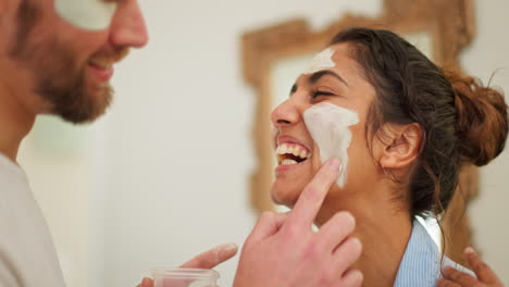 Paar,-Hautpflege-Und-Gesichtsmaske-Im-Heimischen-Badezimmer